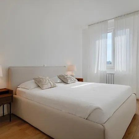 Fiorea - Center With Private Garage Parking Apartment *