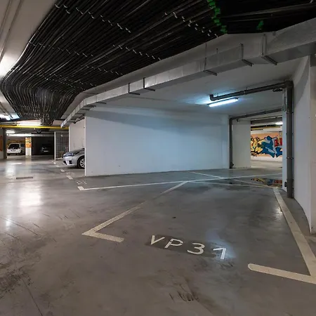 Fiorea - Center With Private Garage Parking شقة